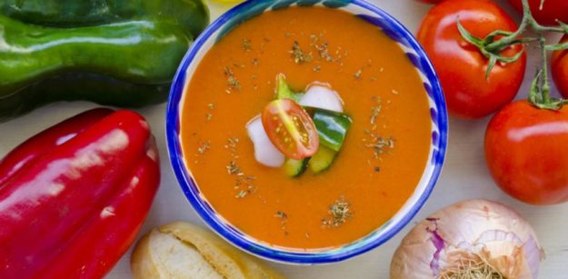 ¿Abusar del gazpacho por la noche es peligroso?