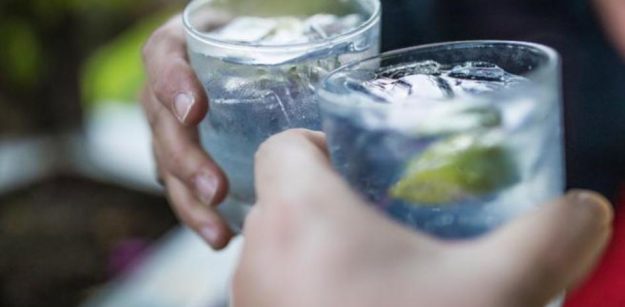 ¿Beber alcohol previene el contagio por Covid-19?