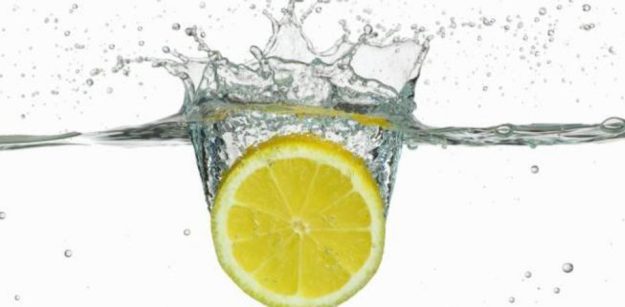 ¿Es bueno hacer gárgaras de bicarbonato con limón?