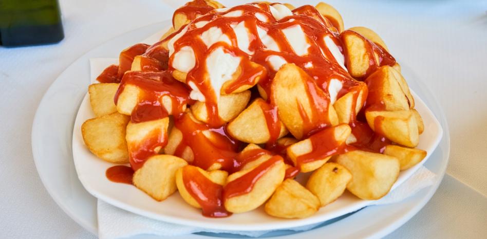 ¿Es peligroso compartir unas bravas en un bar debido a la Covid-19?