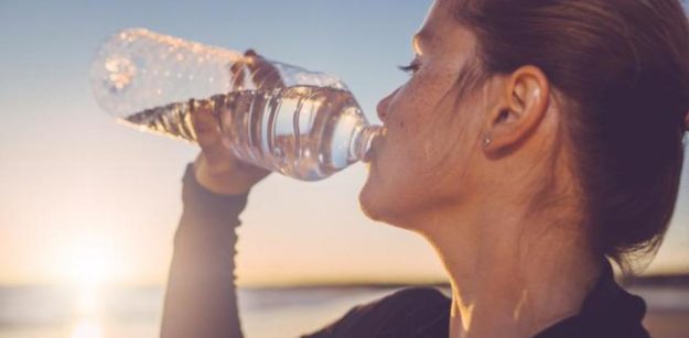 ¿Puedo contagiarme de la Covid- 19 por beber de la botella de agua de un compañero?