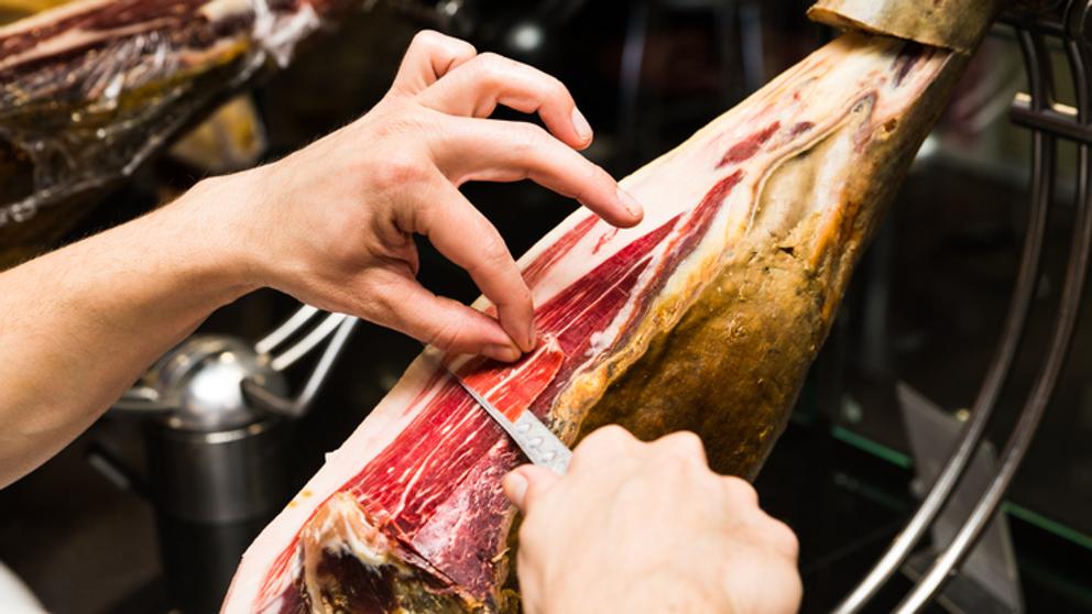 ¿Puedo contagiarme de la Covid-19 si consumo un jamón que estaba expuesto en el súper?