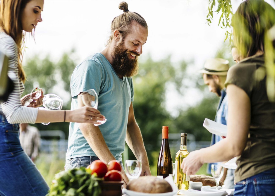 grupo de amigos cocinando