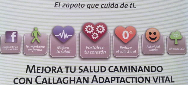 Zapatos "milagrosos" Fotografía callejera de una declaración de salud en unos zapatos